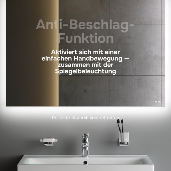 Beleuchteter Badezimmerspiegel mit Anti-Beschlag-Funktion über einem weißen Waschbecken mit verchromter Armatur und Zubehör.