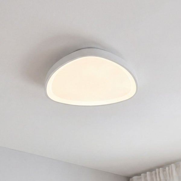 Moderne, dreieckige LED-Deckenleuchte mit abgerundeten Ecken in Weiß.