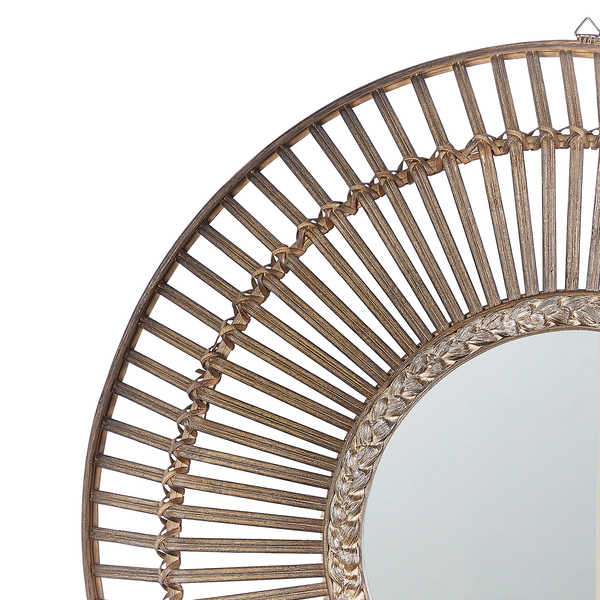 Detailansicht eines runden Wandspiegels mit einem Rahmen aus Holzleisten im Sonnendesign und geflochtenem Innenring.