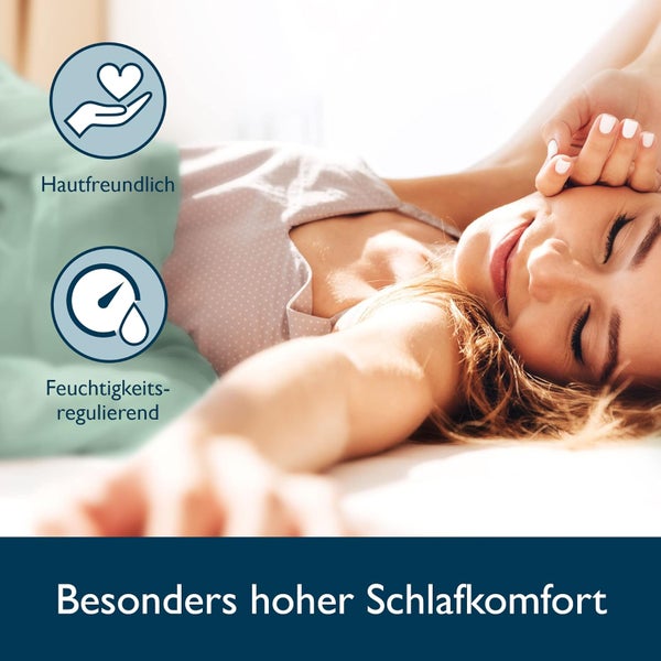 Frau schläft in einem hellen Zimmer mit hautfreundlicher und feuchtigkeitsregulierender Bettwäsche für besonders hohen Schlafkomfort.