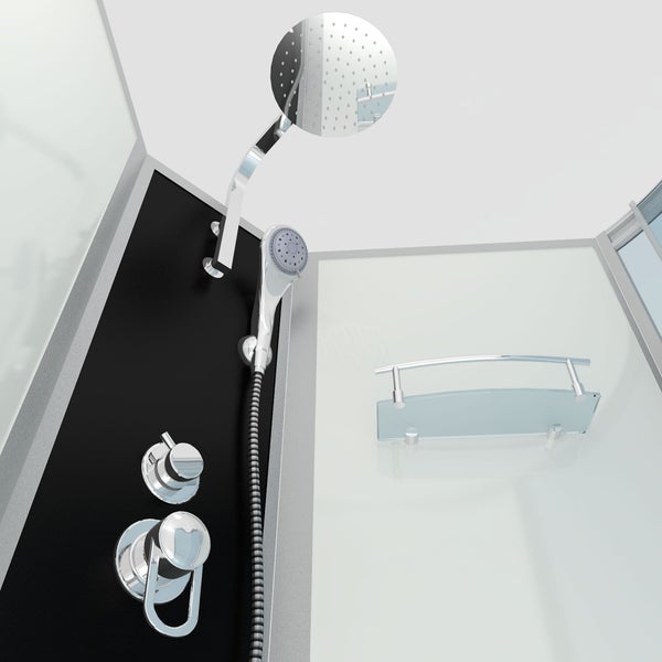 Moderne Duschkabine mit verchromter Kopfbrause, Handbrause und Glasablage an einer schwarz-weißen Wandpaneele.