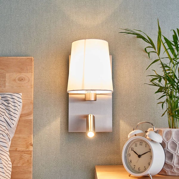 Wandleuchte mit Lampenschirm und Leselampe im Schlafzimmer