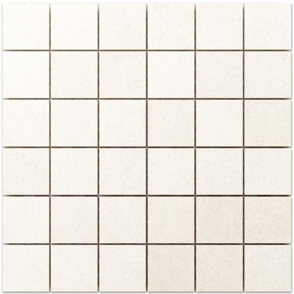 Quadratisches Mosaik aus Feinsteinzeug in Natursteinoptik in hellem Beige.