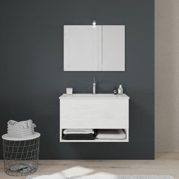 Badezimmeransicht mit Waschbeckenunterschrank, Spiegel, Handtüchern und Dekorationen für eine organisierte und helle Atmosphäre