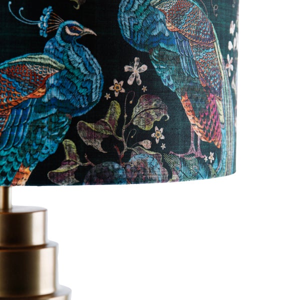 Nahaufnahme einer Lampe mit Pfauenmuster