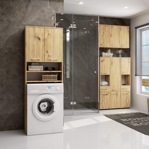 Modernes Badezimmer mit Waschmaschine, Duschkabine und Holzschränken für Stauraum.