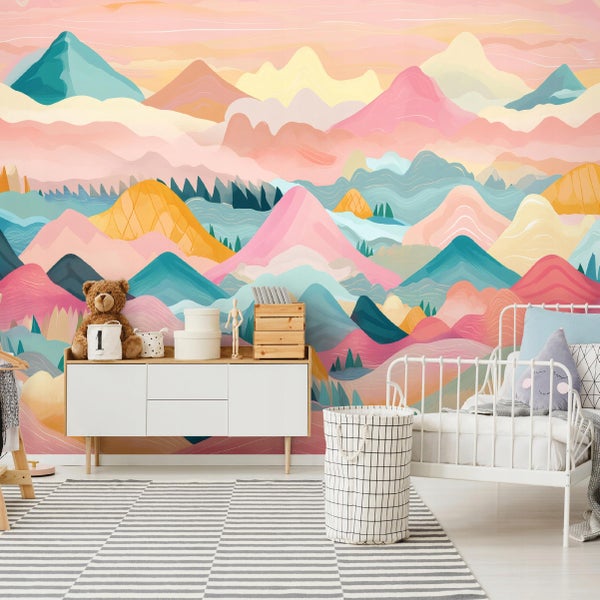 Kinderzimmer mit Bergtapete, Kommode, Kinderbett und gestreiftem Teppich