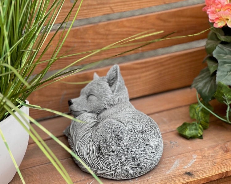 Gartendeko schlafender Fuchs aus Steinguss, detailreiche Steinfigur für Garten und Balkon.