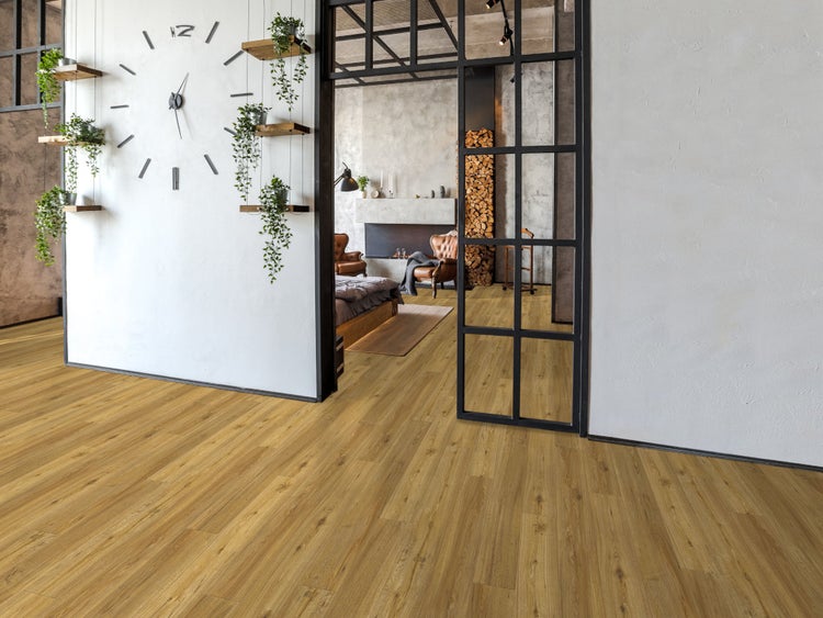 Eichenfarbener Bodenbelag in Holzoptik in einem hellen, modern eingerichteten Wohnbereich mit industrieller Glaswand und Wanduhr.
