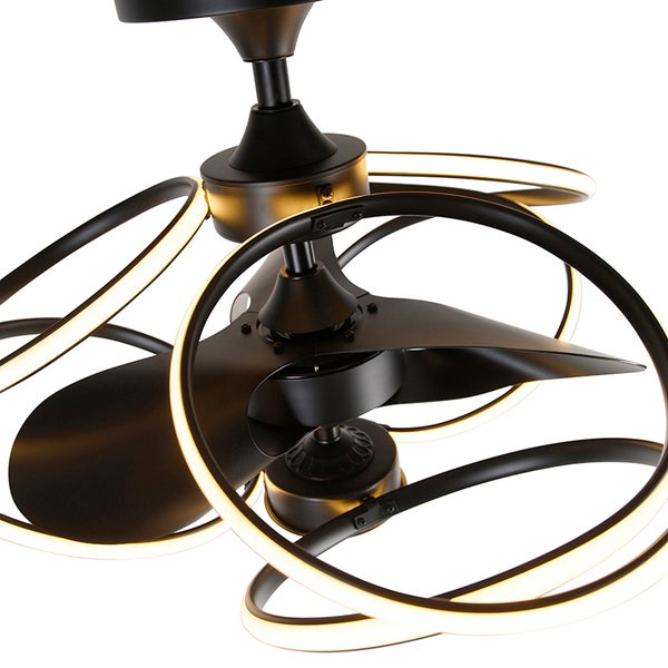Moderner schwarzer Deckenventilator mit drei Flügeln und integrierter ringförmiger LED-Beleuchtung.