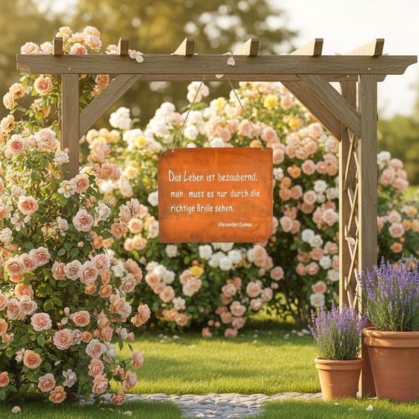 Rostfarbenes Metallschild mit Spruch hängend an einem hölzernen Rosenbogen im Garten zwischen blühenden Rosen und Lavendel.