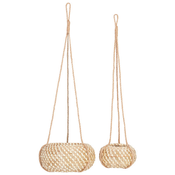 Zwei hängende Pflanzkörbe aus geflochtenem Material mit Seilaufhängung