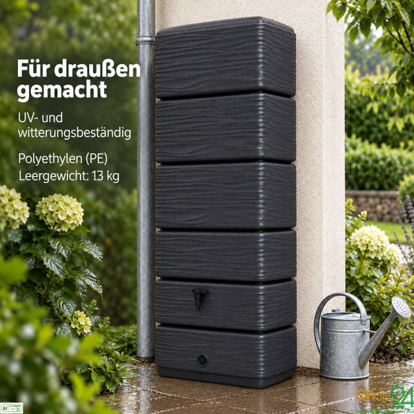 Rechteckiger Regenspeicher aus Polyethylen mit Strukturdesign neben einem Fallrohr im Garten mit integriertem Auslaufhahn.