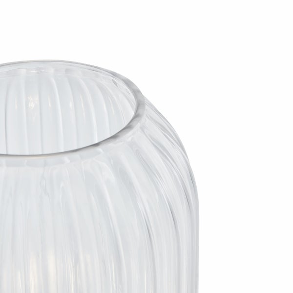 Detailaufnahme einer transparenten Vase mit gerippter Oberfläche