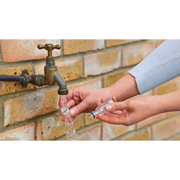 Blühender Pfeifenstrauch im Garten