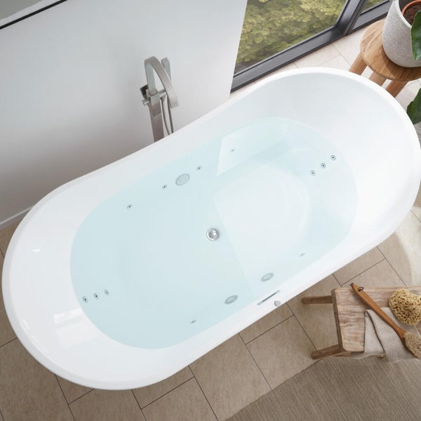 Freistehende Badewanne mit Whirlpoolfunktion und Armatur in einem modernen Badezimmer mit Holzdekorhocker