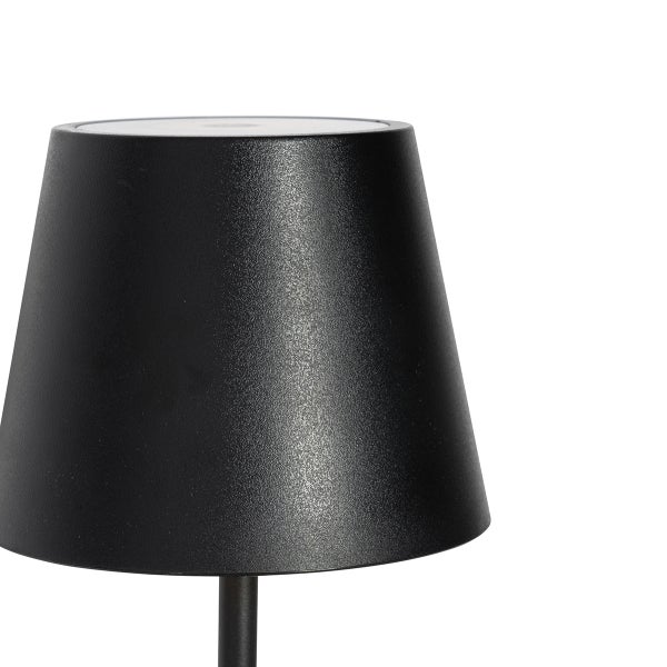 Ein runder Lampenschirm aus Metall für Außenleuchten.