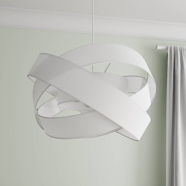 Moderne weiße Pendelleuchte aus ineinander verschlungenen Stoffbändern in einem hellen Raum mit Vorhang.