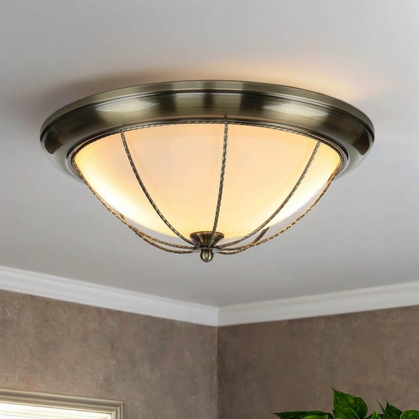 Deckenleuchte mit Metallgestell und Glasschirm