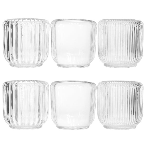 Sechs Teelichthalter aus klarem Glas mit verschiedenen Oberflächenstrukturen: glatt, grob gerippt und fein gerippt.