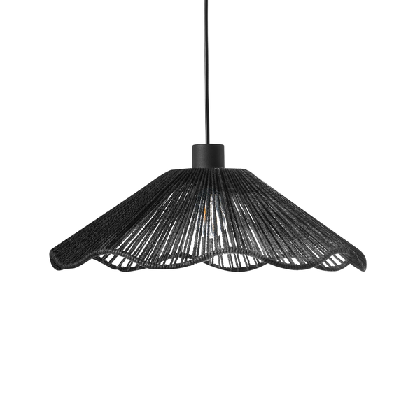 Schwarze Pendelleuchte mit Schirm aus geflochtener Kordel in Fächerform und wellenförmigem Rand.