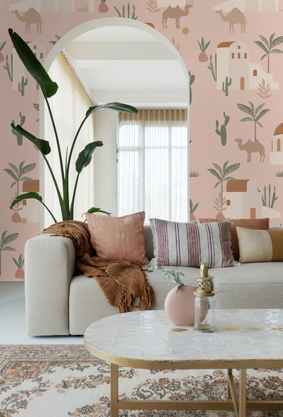 Wohnzimmer mit Sofa, Kissen, Teppich und dekorativer Wandtapete