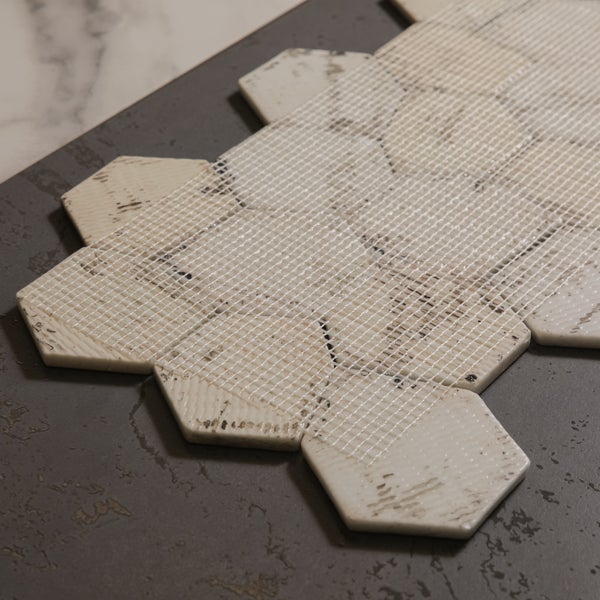 Sechseckiges Mosaikfliesen-Netz auf Untergrund
