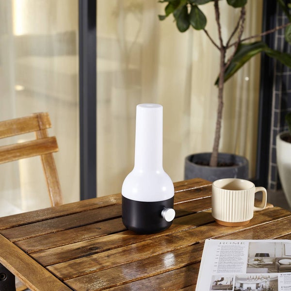 Tischleuchte mit Maßen: Höhe 24 Zentimeter, Durchmesser oben 4,9 Zentimeter, Durchmesser unten 10 Zentimeter, Kabellänge 100 Zentimeter.