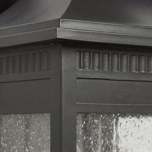 Detailaufnahme einer Aussenleuchte mit Ornamenten und strukturiertem Glas