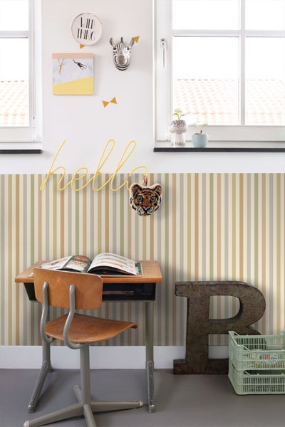 Modernes Kinderzimmer mit gestreifter Vliestapete, Holzschreibtisch und kreativer Wanddekoration wie einem Tigerkopf.