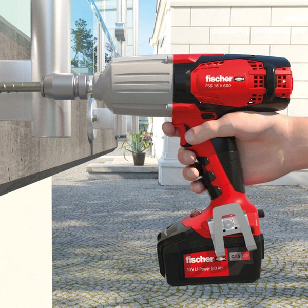 Fischer Akku-Bohrschrauber beim Einschrauben einer Schraube in Holz