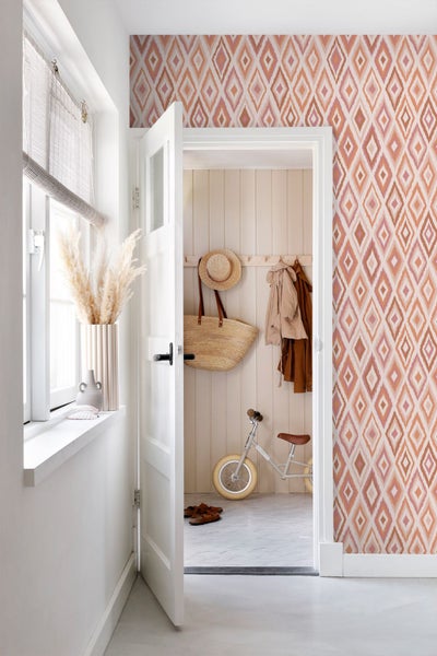 Flur mit gemusterter Tapete, Tür, Dekoration und Kinderrad