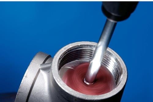 Eine rotierende Bürste wird zur Metallbearbeitung verwendet