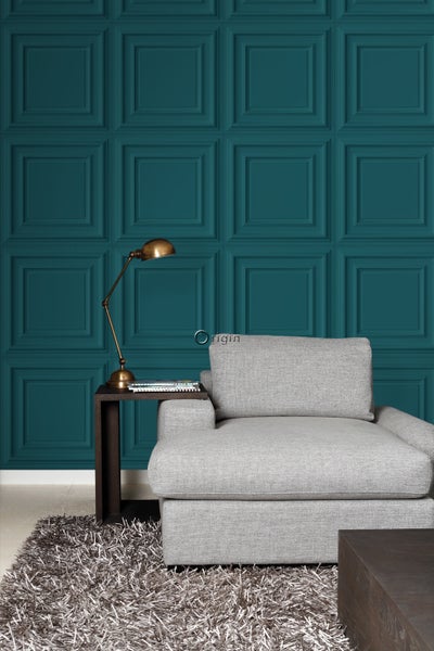 Wohnzimmer mit Sessel, Lampe und Wandpaneelen