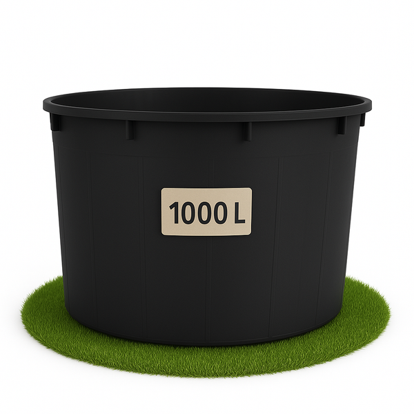 Schwarzer 1000 Liter Wasserbehälter auf Rasen