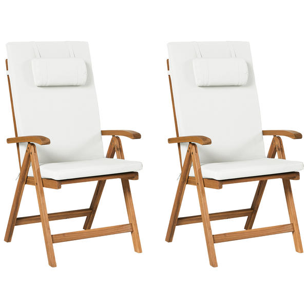 Zwei klappbare Gartenstühle aus Holz mit weißen Auflagen und Kopfpolstern.