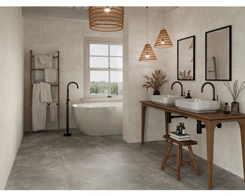 Helles Badezimmer mit Badewanne, Doppelwaschtisch und grauen Bodenfliesen