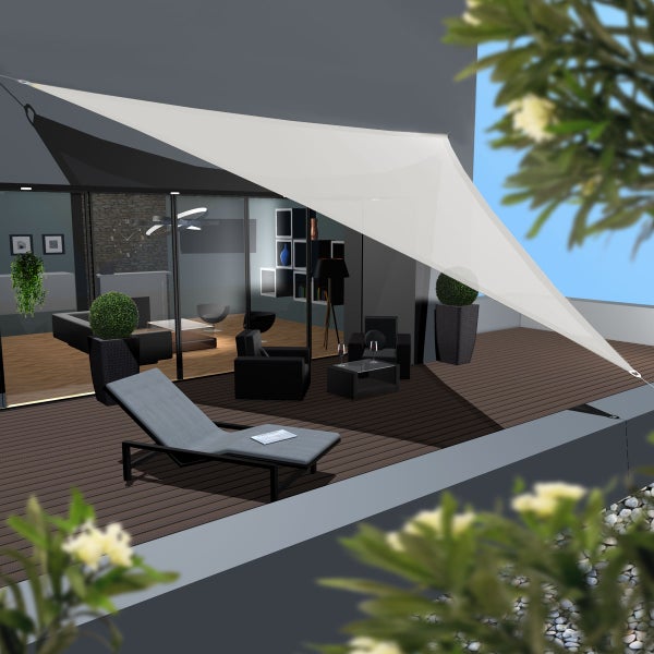 Weißes, dreieckiges Sonnensegel über einer modernen Holzterrasse mit Lounge-Möbeln und Liege vor einem Haus mit Glasfront.