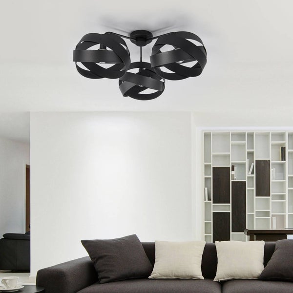 Schwarze Deckenleuchte mit drei Leuchten im Wohnzimmer
