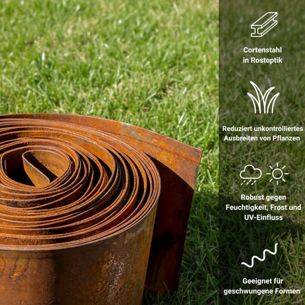 Rasenkante aus Cortenstahl in Rostoptik, gerollt auf Gras liegend, wetterbeständig, flexibel für Kurven und reduziert Ausbreitung von Pflanzen.