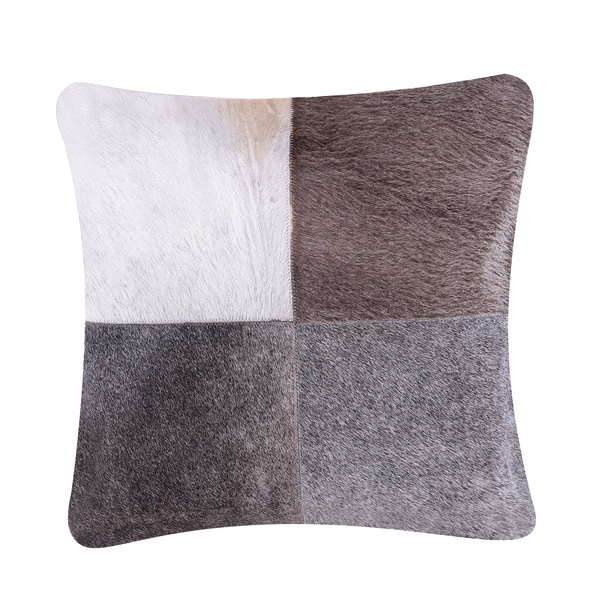 Quadratisches Dekokissen aus Echtfell im Patchwork Design.