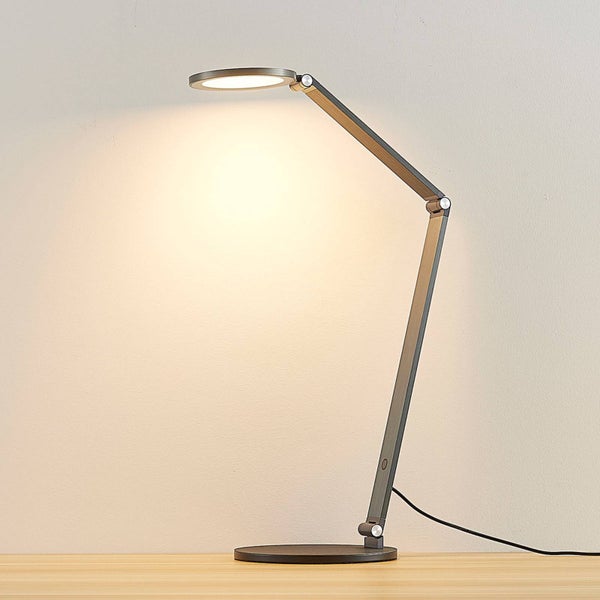 Verstellbare LED-Schreibtischleuchte aus Metall mit rundem Standfuß und kreisförmigem Leuchtkopf.