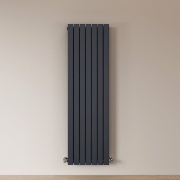 Vertikaler Heizkörper aus Stahl an der Wand