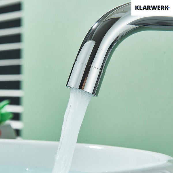Klarwerk Waschtischarmatur mit fließendem Wasserstrahl über einem Waschbecken.