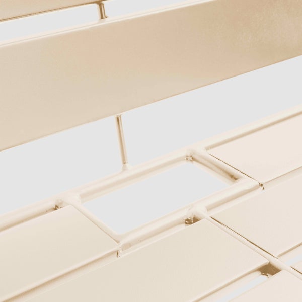 Nahaufnahme der beigen Metallstreben eines Gartenmöbels.