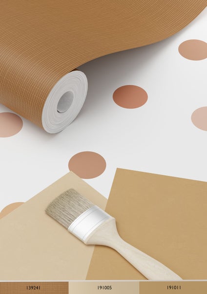 Tapetenrolle mit Punktmuster, Farbmuster und Pinsel