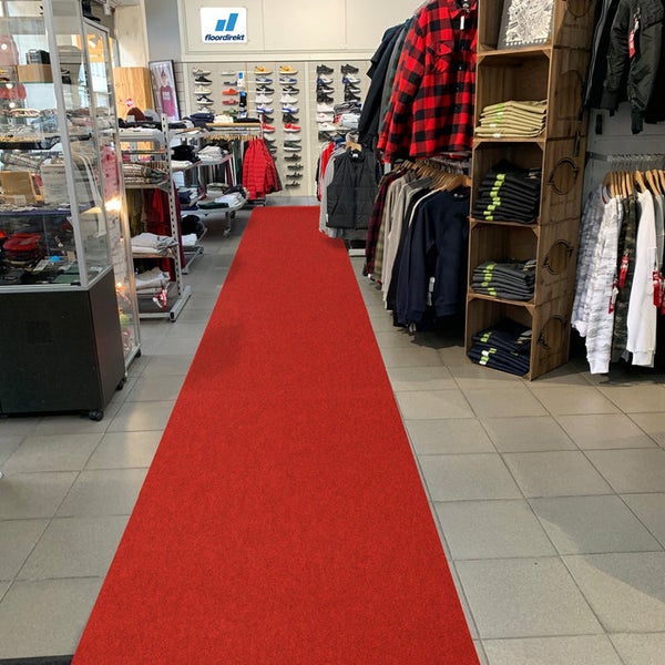 Roter Teppichläufer in einem Bekleidungsgeschäft