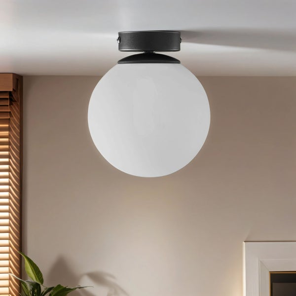 Deckenleuchte mit kugelförmigem Lampenschirm