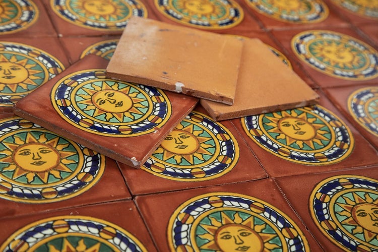 Fliesen mit Sonnendesign und unglasierte Fliesen