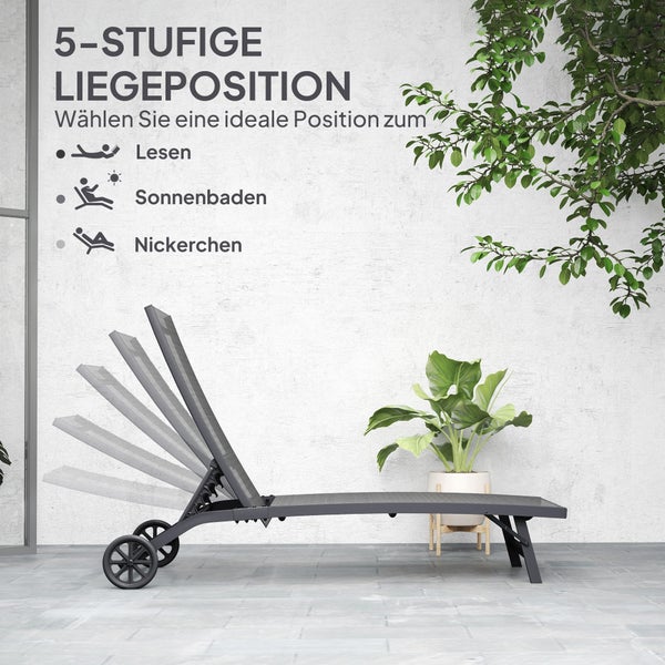 Nahaufnahme einer weißen Hortensienblüte mit grünen Blättern